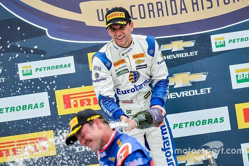 Daniel Serra joga champanhe em Rubens Barrichello no p&oacute;dio do Velopark