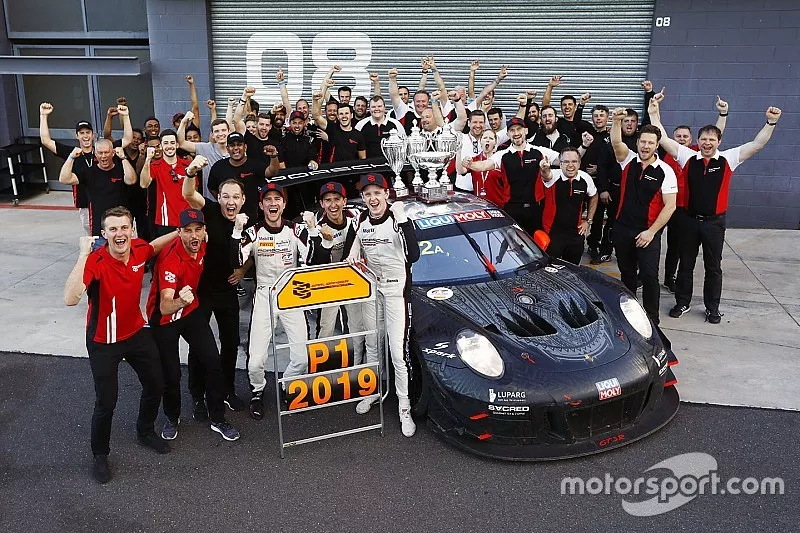 Race winners #912 EBM Porsche 911 GT3-R: Dirk Werner, Dennis Olsen, Matt Campbell with Earl Bamber, EBM and team members