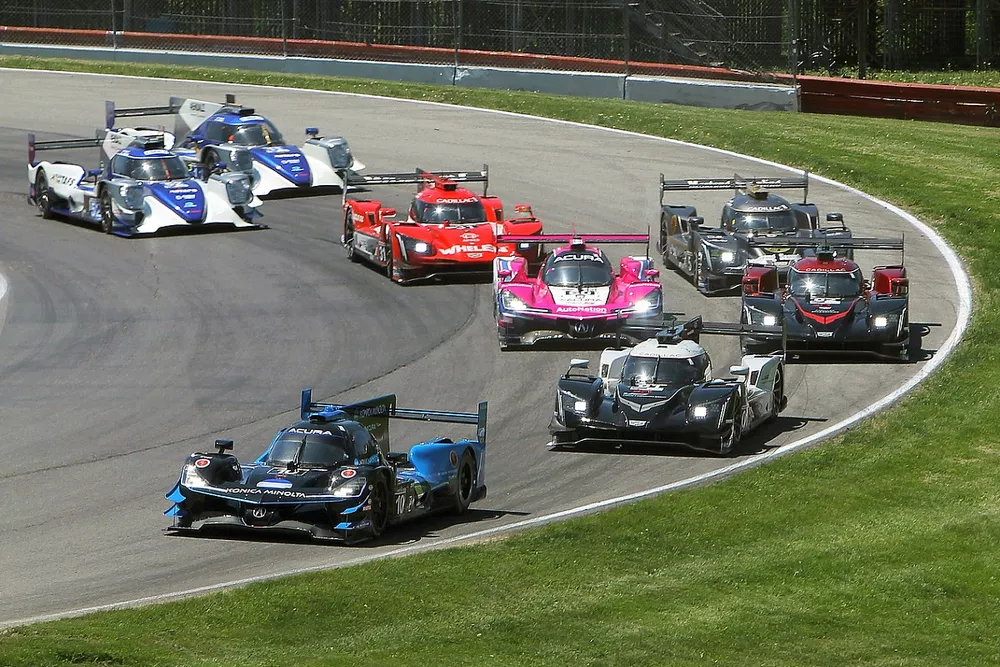 #10 Wayne Taylor Racing Acura ARX-05 Acura DPi: Ricky Taylor, Filipe Albuquerque, race start