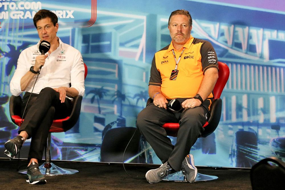 Toto Wolff, director del equipo y consejero delegado de Mercedes AMG, Zak Brown, consejero delegado de McLaren Racing, Laurent Rossi, consejero delegado de Alpine F1, en la conferencia de prensa de los directores de equipo