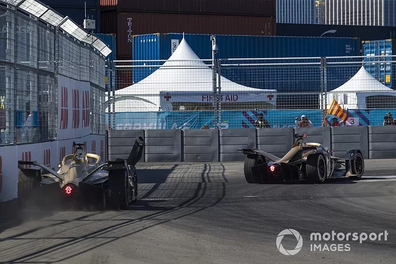 Andre Lotterer, DS TECHEETAH, DS E-Tense FE19 rejoins the track behind Jean-Eric Vergne, DS TECHEETAH, DS E-Tense FE19 after hitting the barrier