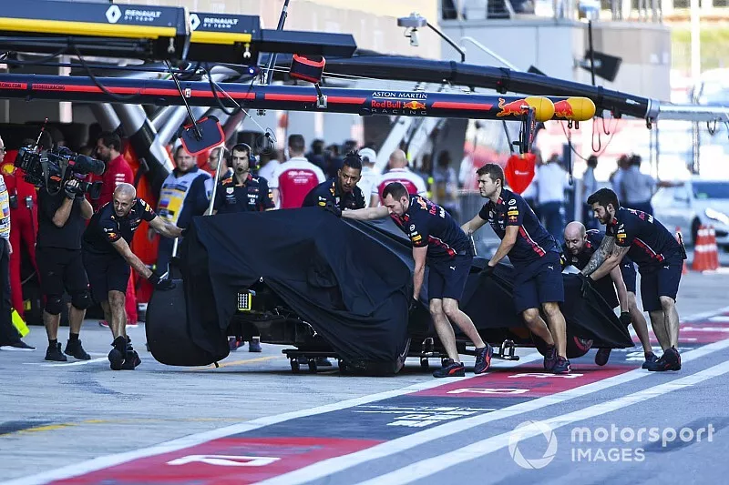 Les mécaniciens poussent la voiture d'Alexander Albon, Red Bull RB15