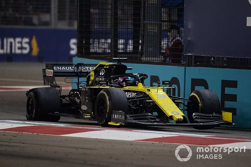 Daniel Ricciardo, Renault F1 Team R.S.19, met een lekke band