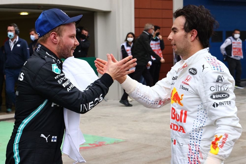 Valtteri Bottas, Mercedes, 1ª posición, es felicitado por Sergio Pérez, Red Bull Racing, 3ª posición, en el Parc Ferme