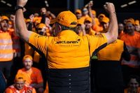 V&iacute;deo: Zak Brown 'ficha' para McLaren F1 al jefe de Ferrari