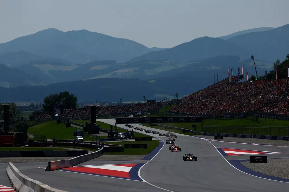 Max Verstappen, Red Bull Racing RB20, Lando Norris, McLaren MCL38, Oscar Piastri, McLaren MCL38, the rest of the field at the start of the Sprint