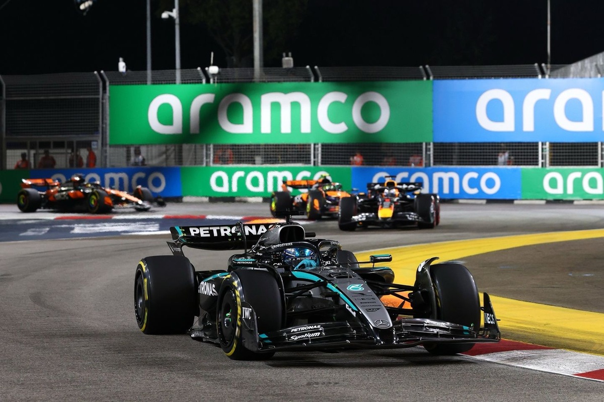 F1 | Russell trionfa a Singapore davanti a Max. McLaren campione Costruttori