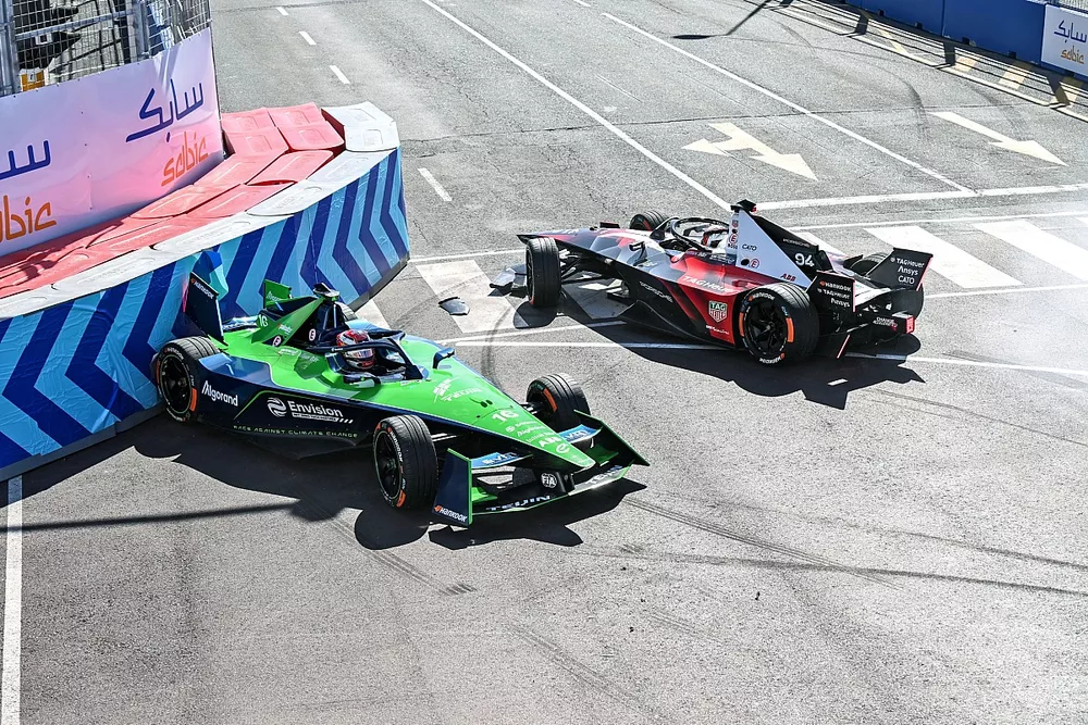 Pascal Wehrlein, Porsche, Porsche 99X Electric Gen3, collides with Sebastien Buemi, Envision Racing, Jaguar I-TYPE 6