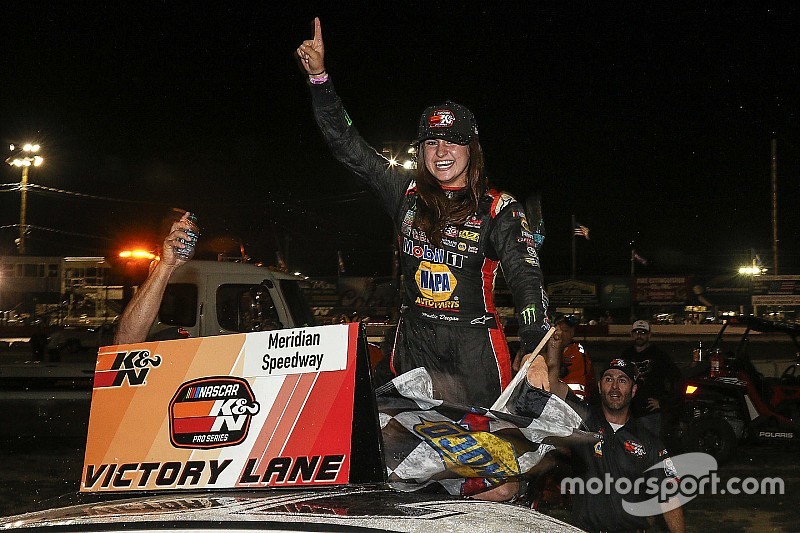 Piloto de 17 anos é a segunda mulher a vencer na NASCAR