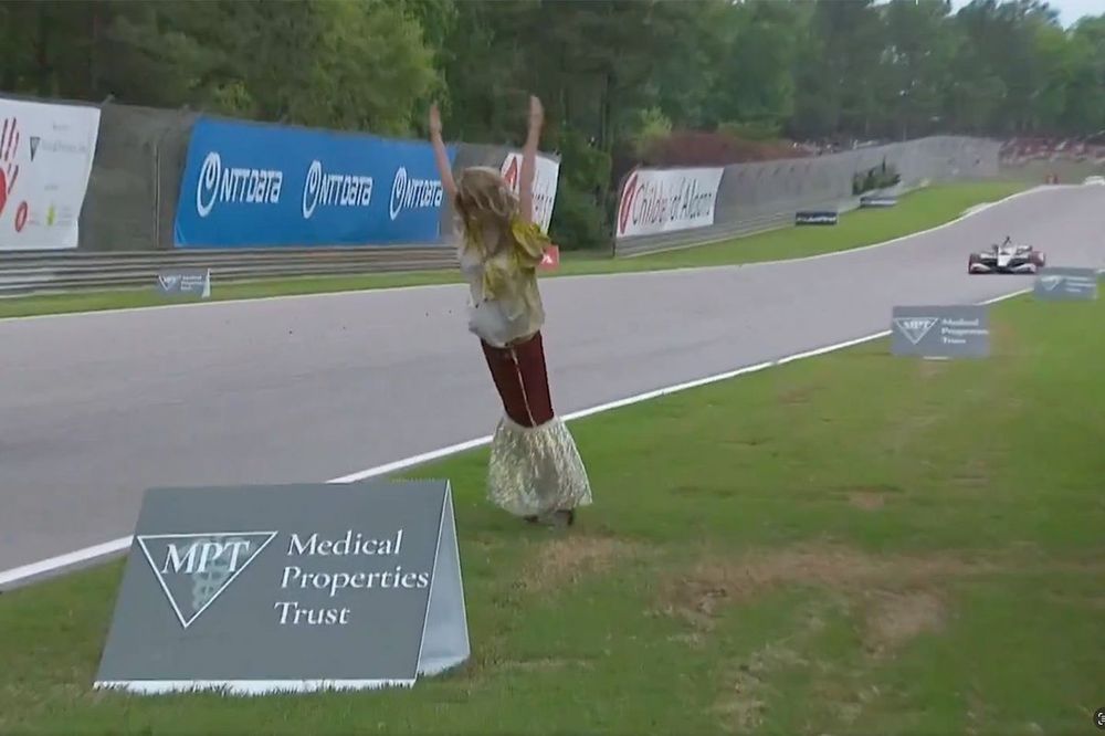 La maniqu&iacute; Georgina cae ne la pista