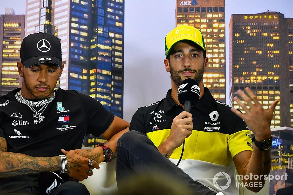 Lewis Hamilton, Mercedes-AMG Petronas F1, en Daniel Ricciardo, Renault F1, in de persconferentie