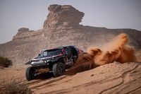 S&eacute;bastien Loeb sigue lastrado por los pinchazos en el Dakar tras la cuarta etapa