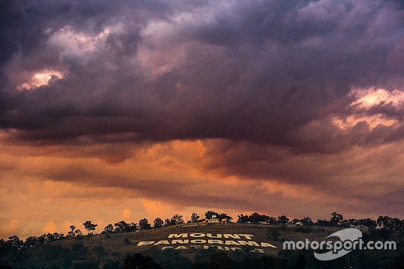 Vídeo: un rayo en el Mount Panorama antes de las 12 Horas de Bathurst
