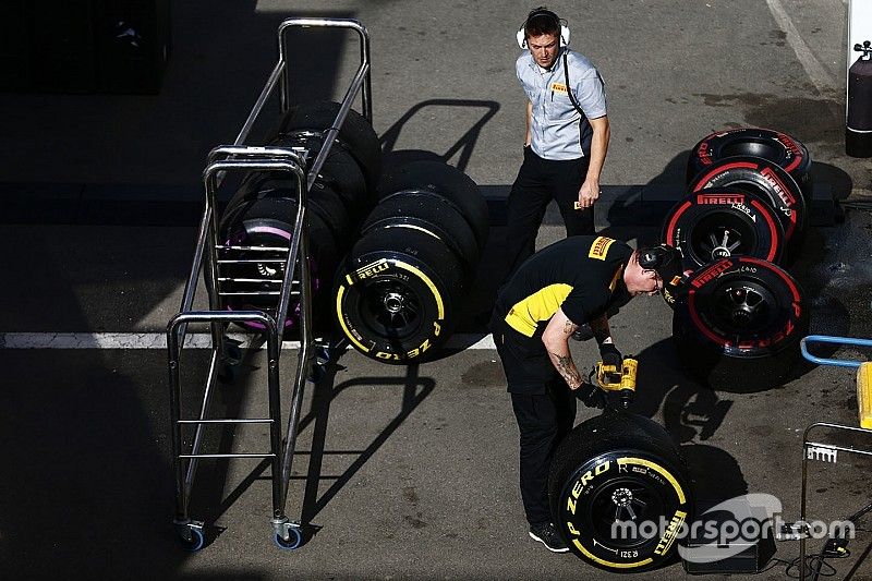 Trabajo de técnicos de Pirelli neumáticos blandos y súper blandos
