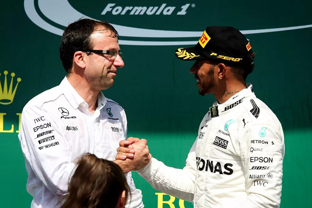 Lewis Hamilton, Mercedes AMG F1 celebra con Loic Serra, Mercedes AMG F1