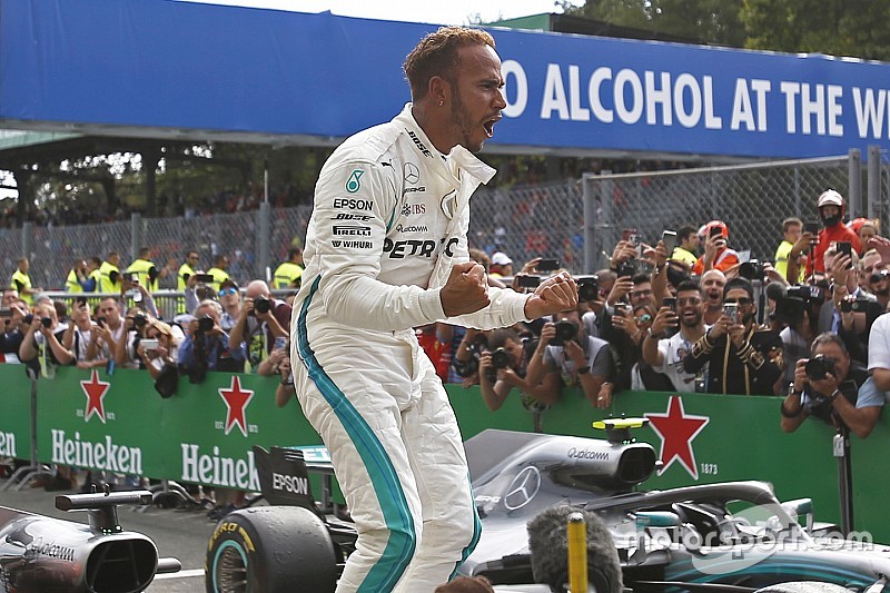Videón Hamilton győztes előzése Raikkönen ellen