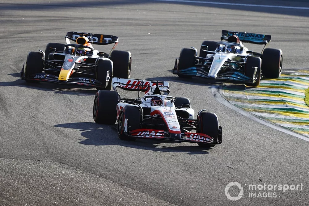 Kevin Magnussen, Haas VF-22, Max Verstappen, Red Bull Racing RB18, George Russell, Mercedes W13