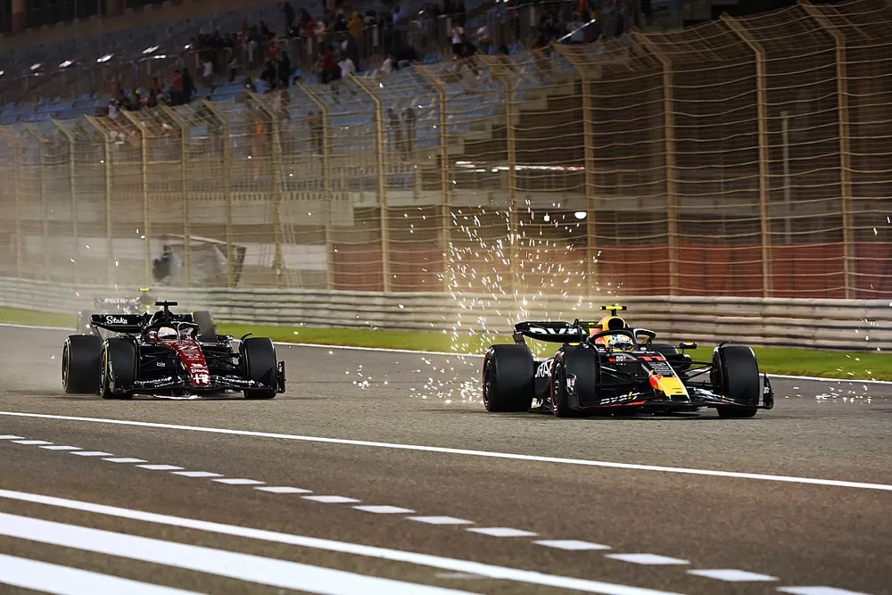 Sergio P&eacute;rez, Red Bull Racing RB19, Valtteri Bottas, Alfa Romeo C43