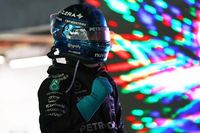 Russell reina en Singapur y Verstappen bate a los McLaren; Alonso salva a Aston