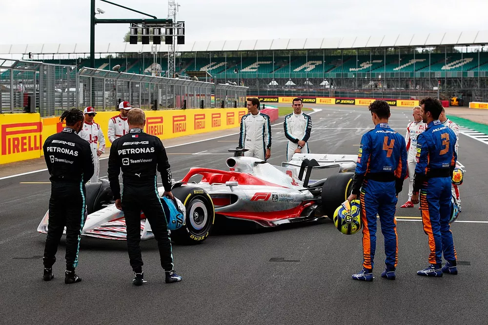 Lewis Hamilton, Mercedes, Kimi Raikkonen, Alfa Romeo Racing, Antonio Giovinazzi, Alfa Romeo Racing, Valtteri Bottas, Mercedes, George Russell, Williams, Nicholas Latifi, Williams, Lando Norris, McLaren, Nikita Mazepin, Haas F1, Daniel Ricciardo, McLaren y Nikita Mazepin, Haas F1 en el evento de lanzamiento del coche de F&oacute;rmula 1 de 2022 en la parrilla de Silverstone