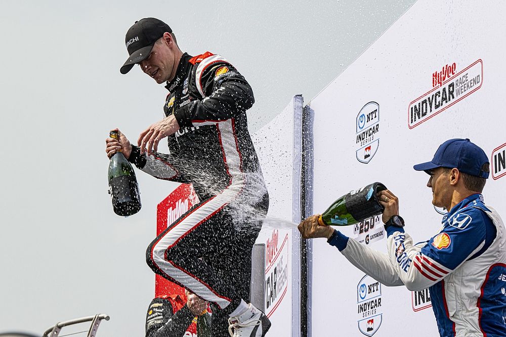 Josef Newgarden y Alex Palou en el podio