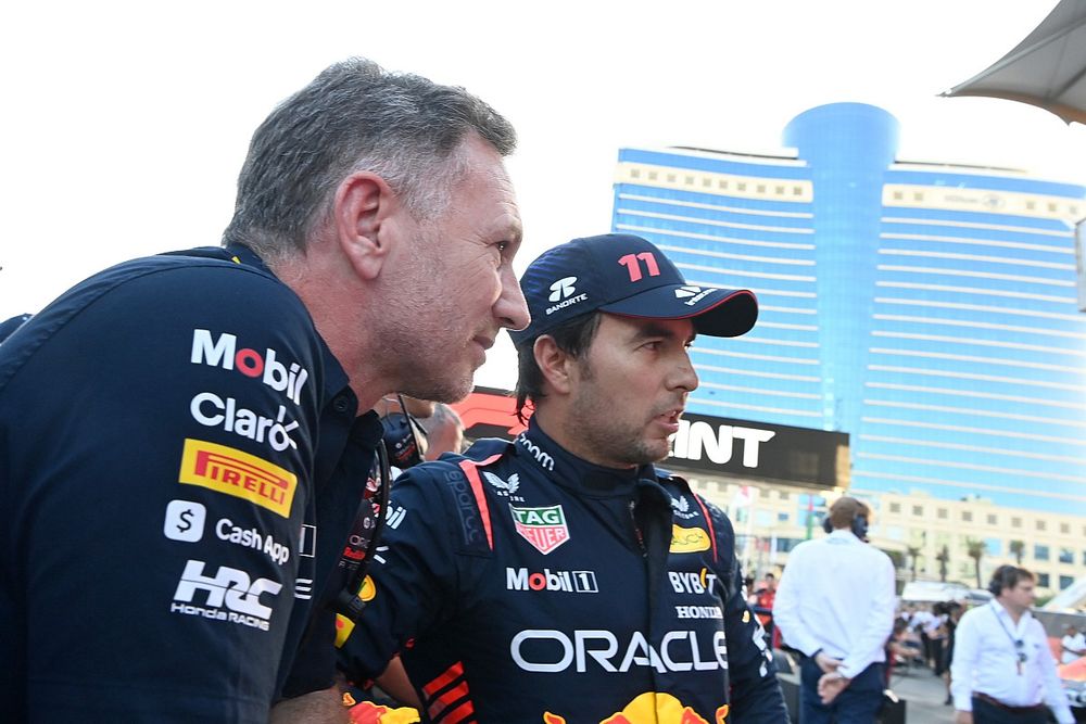 Christian Horner, Director de Red Bull Racing, y Sergio Pérez, Red Bull Racing, en el parc ferme en Bakú 