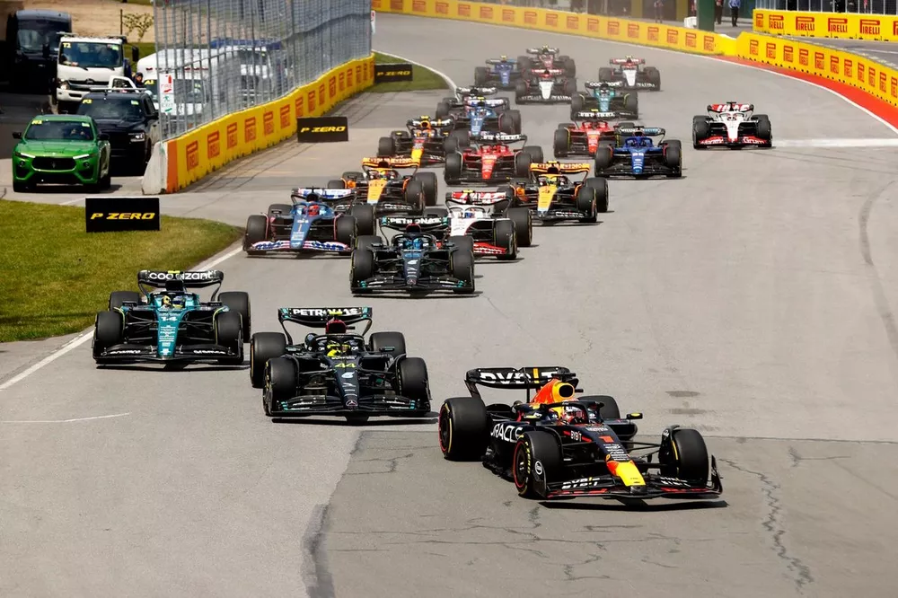Max Verstappen, Red Bull Racing RB19, Lewis Hamilton, Mercedes F1 W14, Fernando Alonso, Aston Martin AMR23, George Russell, Mercedes F1 W14, Esteban Ocon, Alpine A523, the rest of the field at the start
