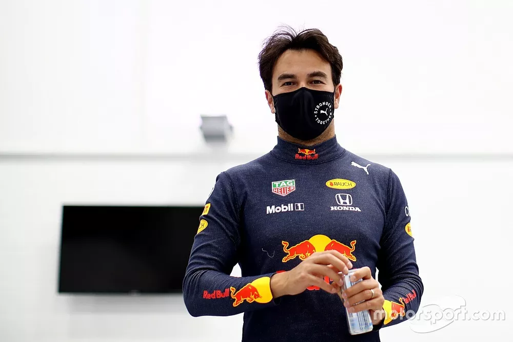 Sergio Pérez Red Bull uniforme