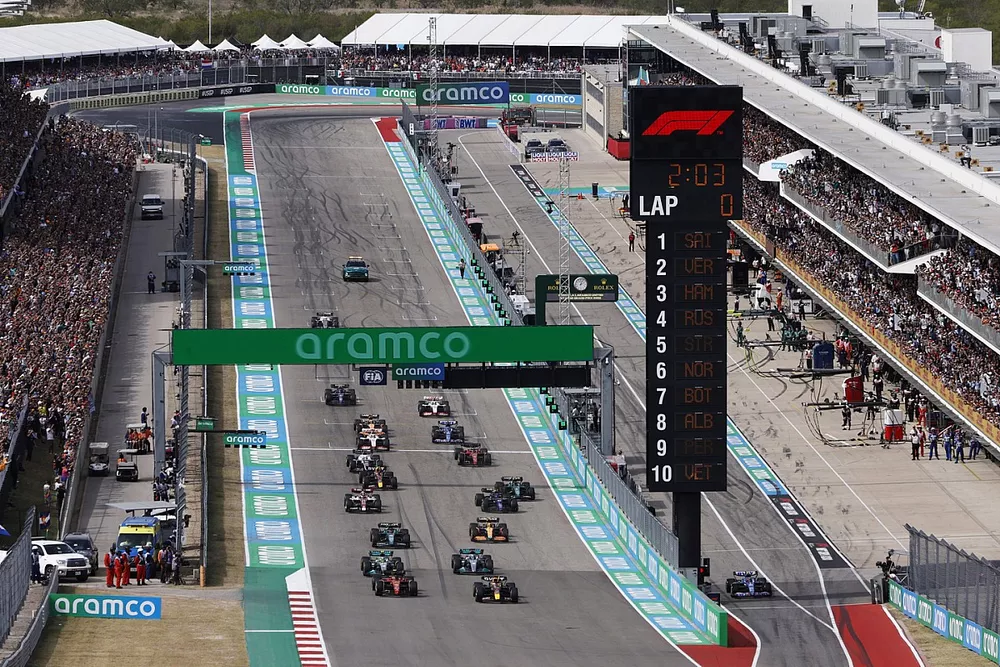 Max Verstappen, Red Bull Racing RB18, Carlos Sainz, Ferrari F1-75, Lewis Hamilton, Mercedes W13, George Russell, Mercedes W13, Lance Stroll, Aston Martin AMR22, Lando Norris, McLaren MCL36, the rest of the field at the start