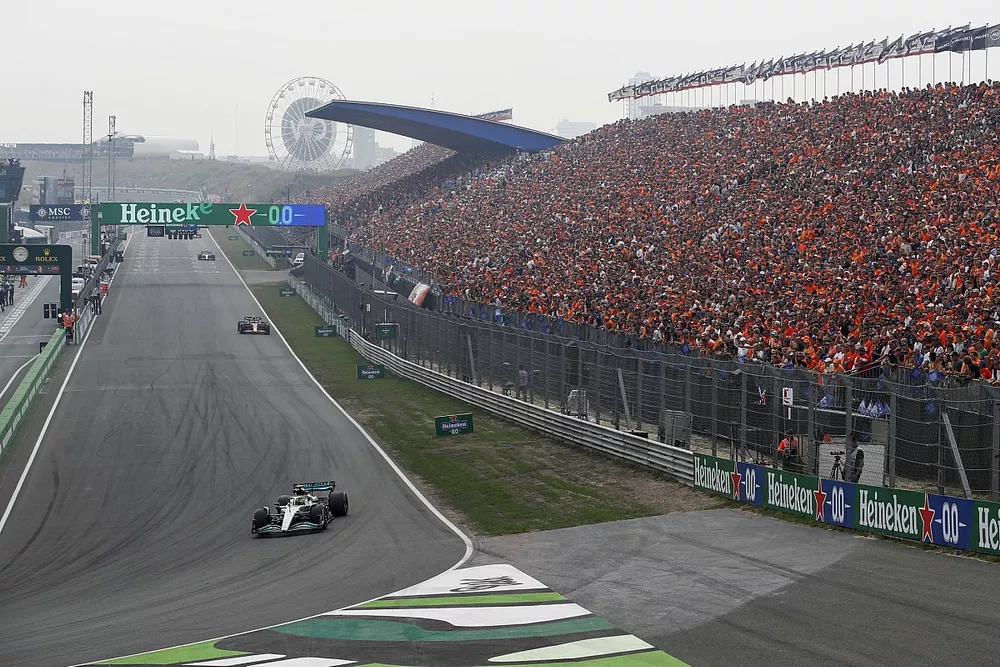 Lewis Hamilton, Mercedes W13, Sergio P&eacute;rez, Red Bull Racing RB18