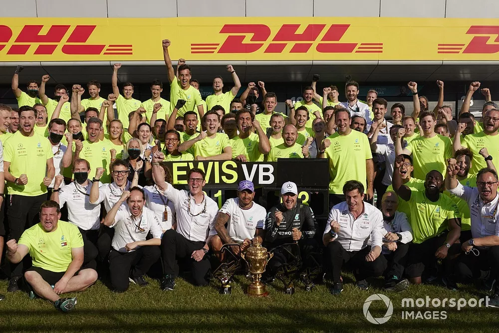 Lewis Hamilton, Mercedes, 1st position, Valtteri Bottas, Mercedes, 3rd position, James Allison, Technical Director, Mercedes AMG, Toto Wolff, Team Principal and CEO, Mercedes AMG, and the Mercedes team celebrate after the race