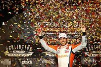 Hamlin vence a Larson en un final dram&aacute;tico en Darlington