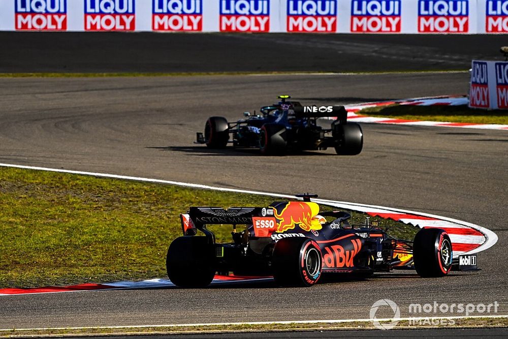Valtteri Bottas, Mercedes F1 W11, Max Verstappen, Red Bull Racing RB16