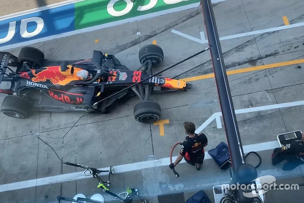 Max Verstappen, Red Bull Racing RB16 dopo l'incidente