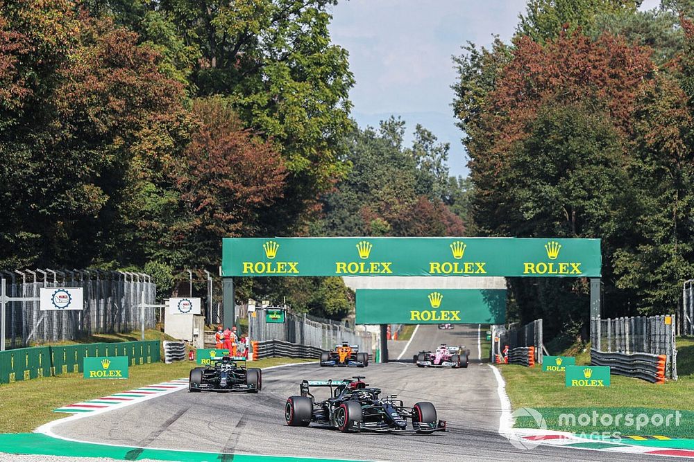 Lewis Hamilton, Mercedes F1 W11, Valtteri Bottas, Mercedes F1 W11, Carlos Sainz Jr., McLaren MCL35, en a vuelta de formación