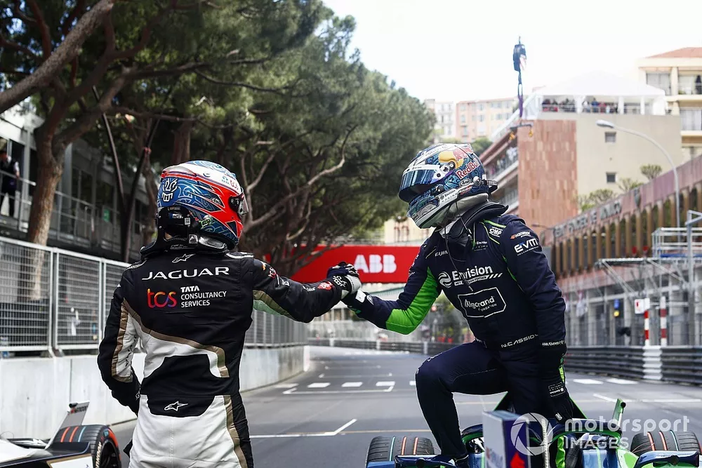 Mitch Evans, Jaguar TCS Racing, 2nd position, congratulates winner Nick Cassidy, Envision Racing in parc ferme
