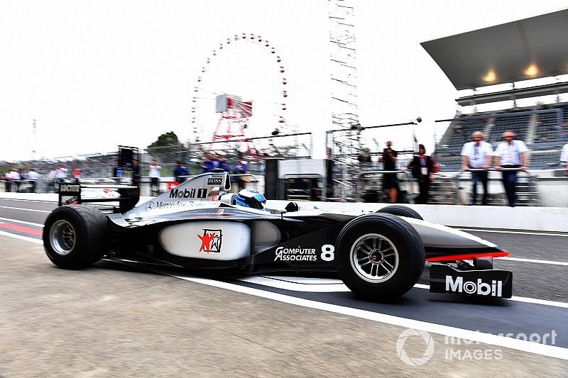 Mika Hakkinen, McLaren MP4-13 lors d'un tour de démonstration des légendes de la F1