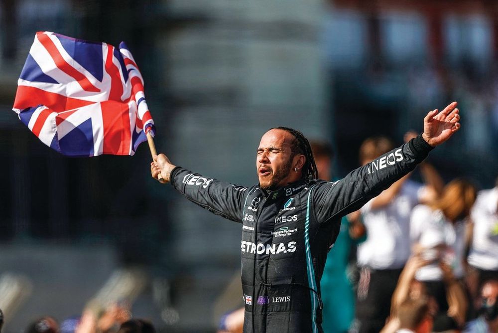 Lewis Hamilton, Mercedes, 1ª posición, celebra tras la carrera con una bandera de la Unión

