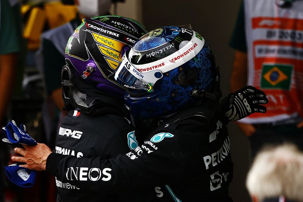 Lewis Hamilton, Mercedes, felicita al Ganador de la carrera sprint Valtteri Bottas, Mercedes