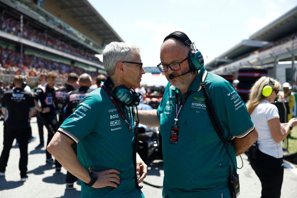 Mike Krack, director del equipo Aston Martin F1 Team, Tom McCullough en la parrilla. 
