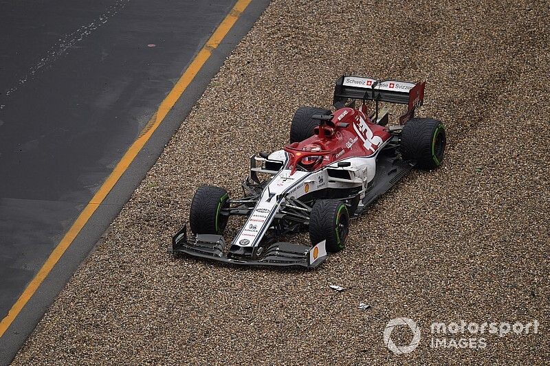 Kimi Raikkonen, Alfa Romeo Racing C38, en la grava