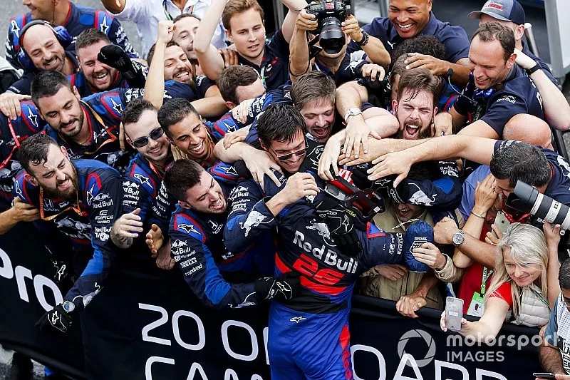 Daniil Kvyat, Toro Rosso, viert zijn derde plaats met zijn team in parc fermé  