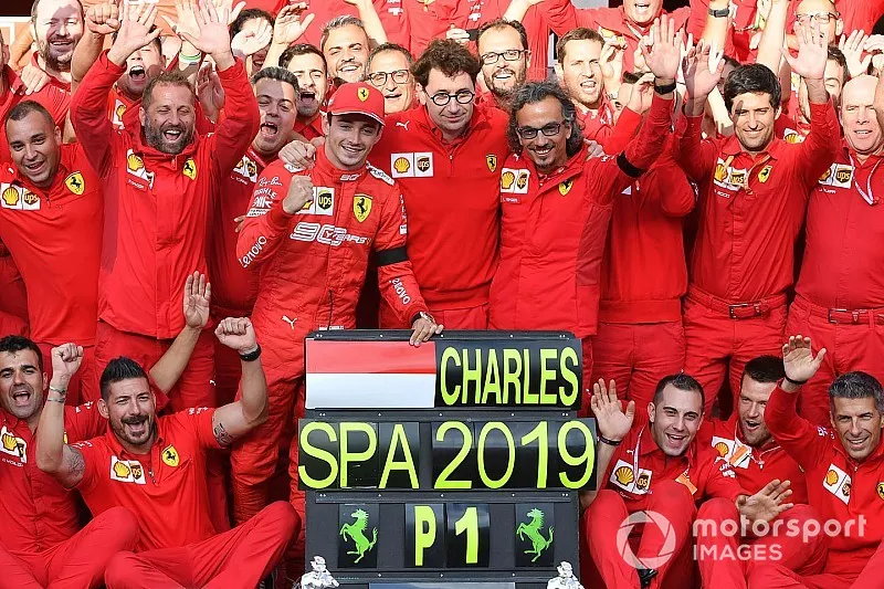Charles Leclerc, Ferrari, Mattia Binotto, Teambaas Ferrari, Laurent Mekies, sportief directeur, Ferrari, en het team