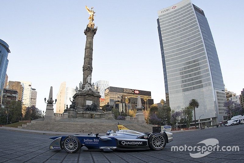 Salvador Dur&aacute;n, Team Aguri en el &Aacute;ngel de la Independencia en la Ciudad de M&eacute;xico