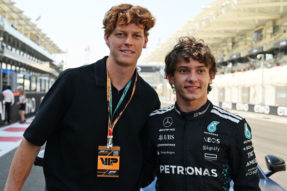 Jannik Sinner esulta per la prima vittoria in F1 del connazionale Kimi Antonelli