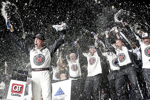 Kevin Harvick completa un dominante fin de semana en  Atlanta