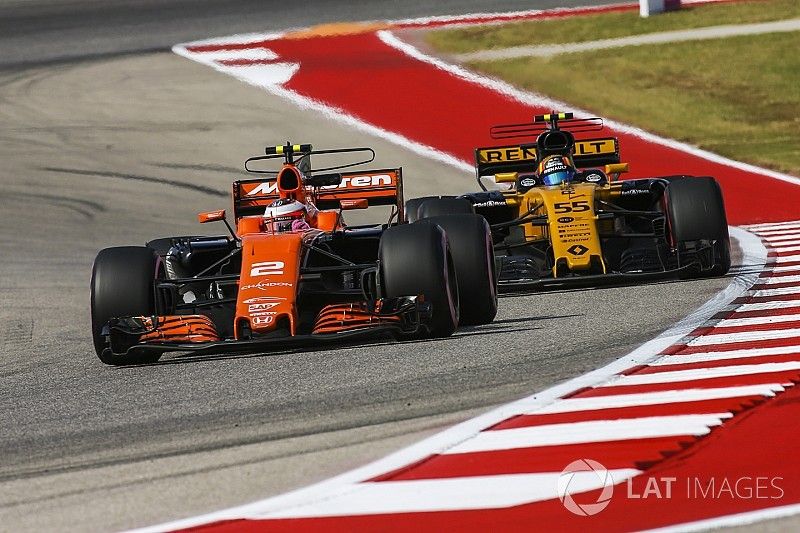 Stoffel Vandoorne, McLaren MCL32, Carlos Sainz Jr., Renault Sport F1 Team RS17