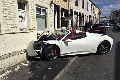 Pasgetrouwd stel sluit bruiloft af met crash in Ferrari 458