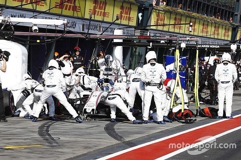 Felipe Massa, Williams FW40, hace un pit stop