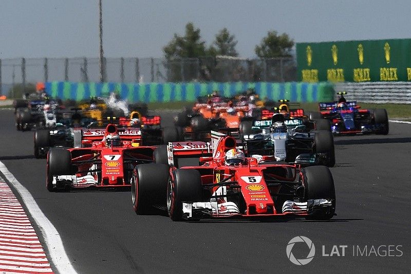 Sebastian Vettel, Ferrari SF70-H lidera al inicio de la carrera